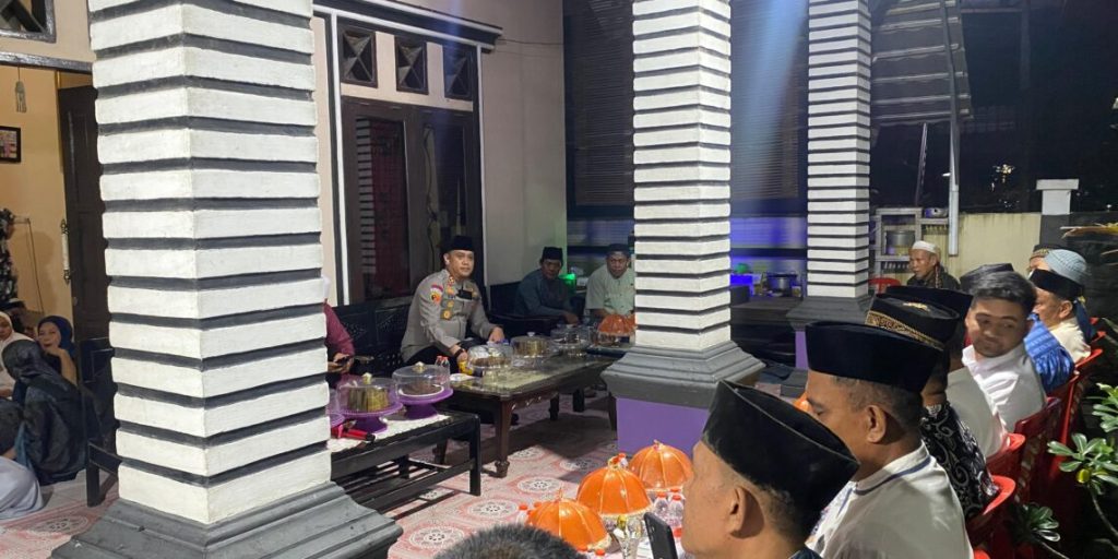 Kapolres Pinrang bersama PJU dan Personel Hadiri Malam Takziah Istri Waka Polres