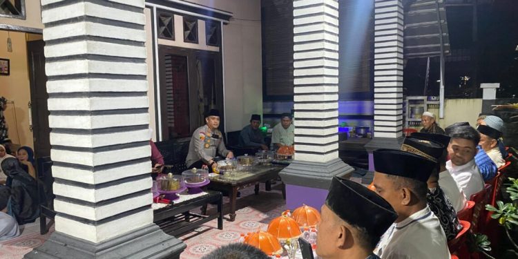Kapolres Pinrang bersama PJU dan Personel Hadiri Malam Takziah Istri Waka Polres