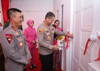 Kapolrestabes Makassar Dampingi Kapolda Sulsel Serahkan Kunci Hasil Program Bedah Rumah