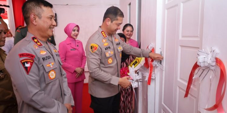 Kapolrestabes Makassar Dampingi Kapolda Sulsel Serahkan Kunci Hasil Program Bedah Rumah