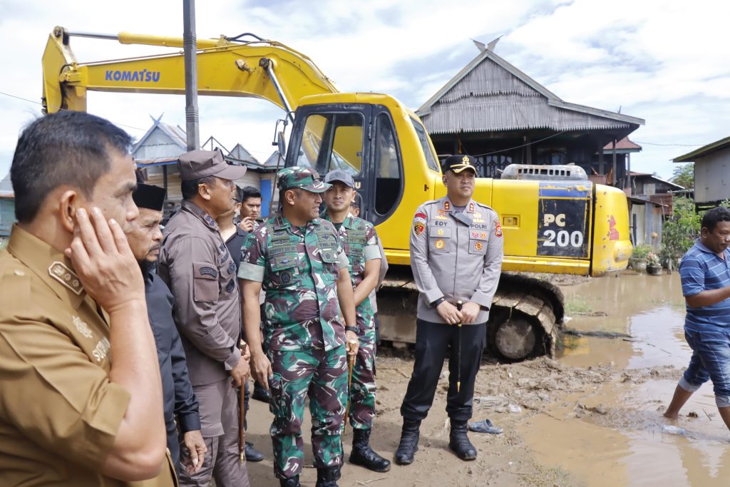 Kapolres Pinrang Turun Langsung Cek Kondisi Korban Angin Puting Beliung Sekaligus Beri Bantuan
