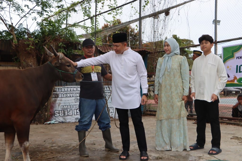 Kapolres Luwu bersama Ketua Bhayangkari Bagi Daging Kurban ke Masyarakat