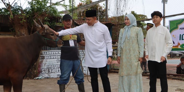 Kapolres Luwu bersama Ketua Bhayangkari Bagi Daging Kurban ke Masyarakat