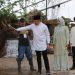 Kapolres Luwu bersama Ketua Bhayangkari Bagi Daging Kurban ke Masyarakat