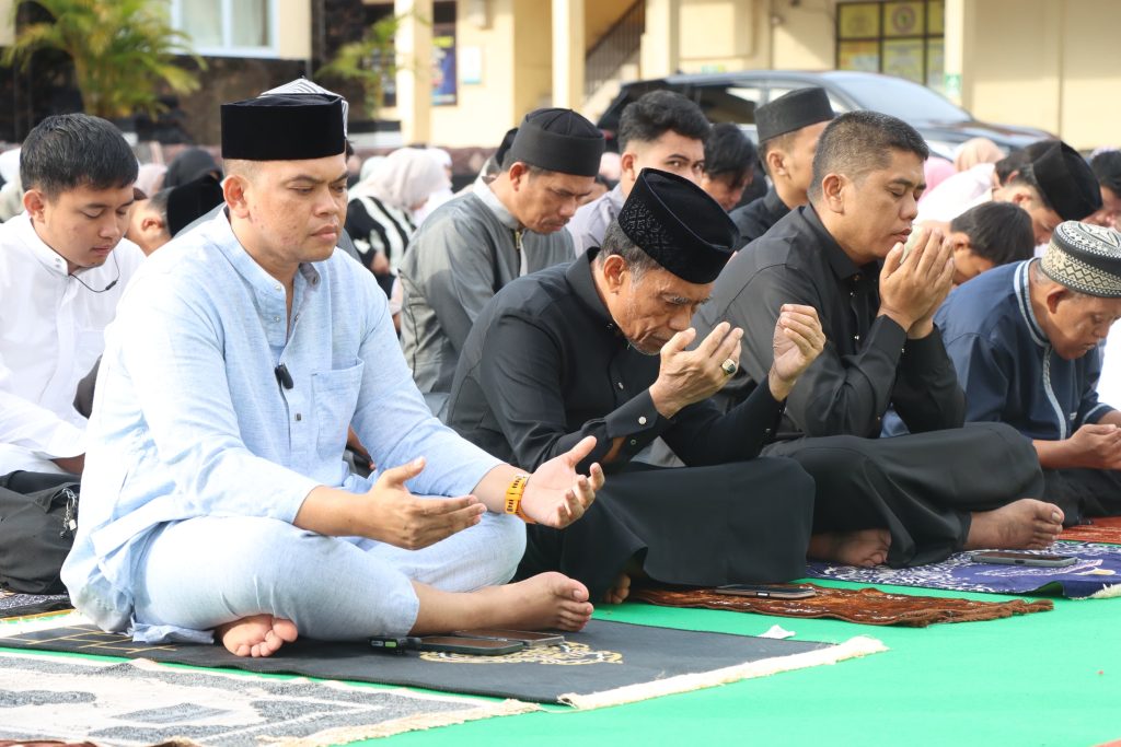 Kapolres Sidrap Gelar Sholat Idul Adha Bersama Masyarakat di Mapolres