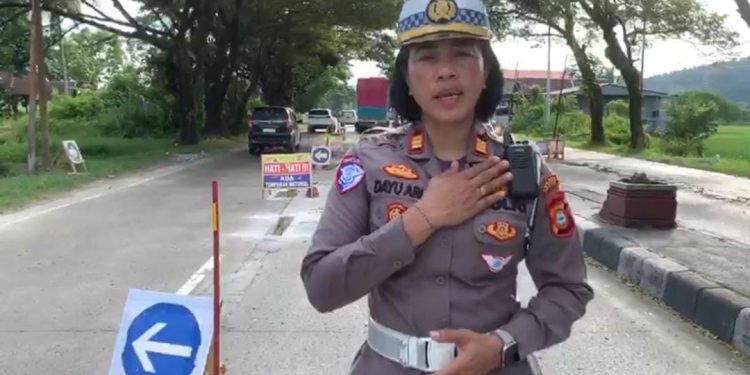 Jalan Poros Dalam Perbaikan, Ini Himbauan Kasat Lantas Polres Barru ke Pengendara