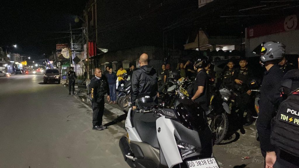 Pastikan Situasi Tetap Kondusif, Kapolres Pinrang Pimpin Patroli Gabungan di Wilayah Rawan