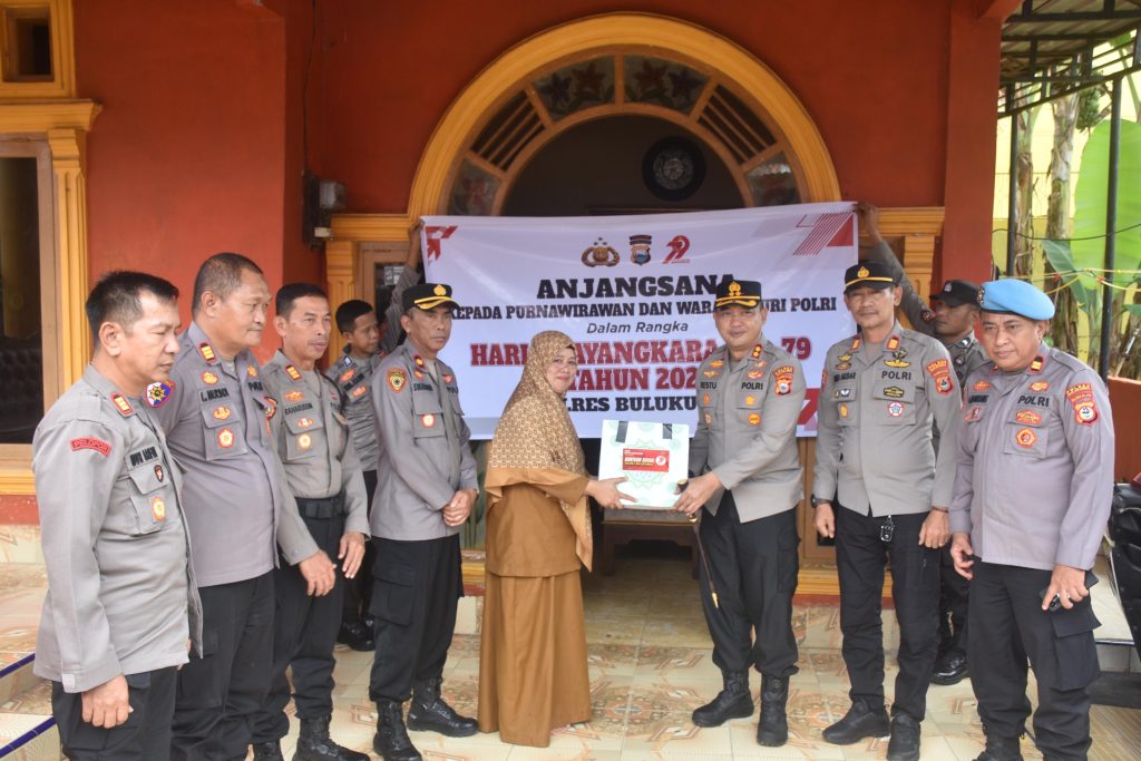 Dalam Rangka HUT Bhayangkara ke-79, Kapolres Bulukumba Anjangsana ke Purnawirawan dan Warakawuri