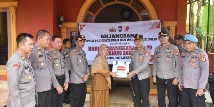 Dalam Rangka HUT Bhayangkara ke-79, Kapolres Bulukumba Anjangsana ke Purnawirawan dan Warakawuri