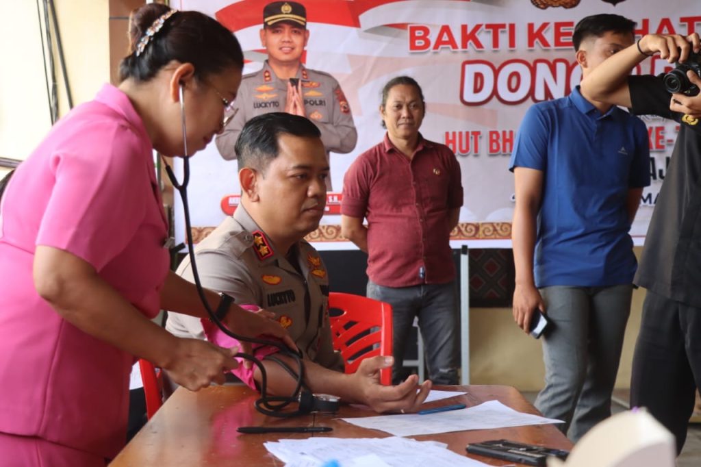 Dalam Rangka Peringatan HUT Bhayangkara ke-79, Kapolres Toraja Utara Ikut Donor Darah 