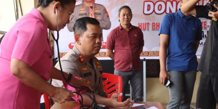 Dalam Rangka Peringatan HUT Bhayangkara ke-79, Kapolres Toraja Utara Ikut Donor Darah 