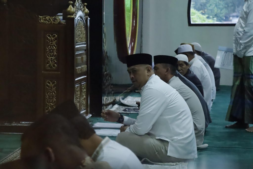 Kapolres Pinrang bersama Masyarakat Shalat Idul Adha 1446 H di Masjid Nurul Khair