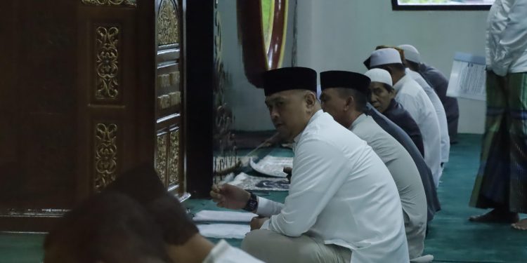 Kapolres Pinrang bersama Masyarakat Shalat Idul Adha 1446 H di Masjid Nurul Khair
