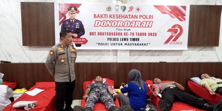 Dalam Rangka Hari Bhayangkara ke-79, Kapolres Luwu Timur Ambil Bagian Dalam Kegiatan Donor Darah