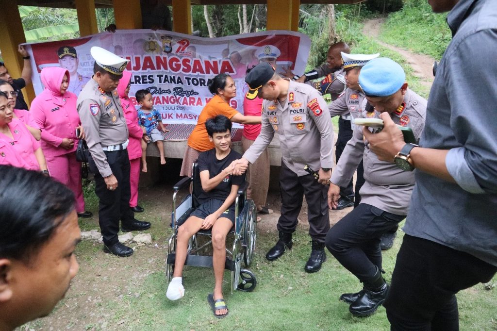 Dalam Rangka HUT Bhayangkara ke-79, Kapolres Tana Toraja Anjangsana dan Beri Bantuan