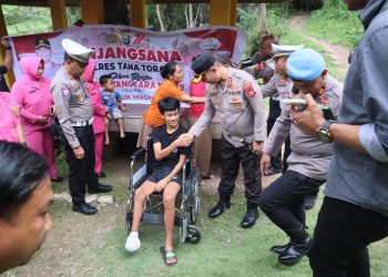 Dalam Rangka HUT Bhayangkara ke-79, Kapolres Tana Toraja Anjangsana dan Beri Bantuan