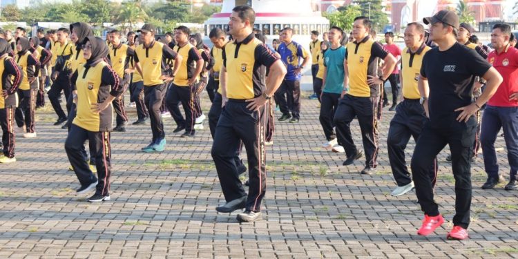 Jaga Soliditas dan Kebugaran Fisik, Kapolrestabes Makassar Pimpin Olahraga Bersama 
