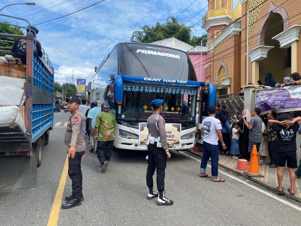 Personel Polres Tana Toraja Amankan Kedatangan Jamaah Haji 