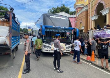 Personel Polres Tana Toraja Amankan Kedatangan Jamaah Haji 