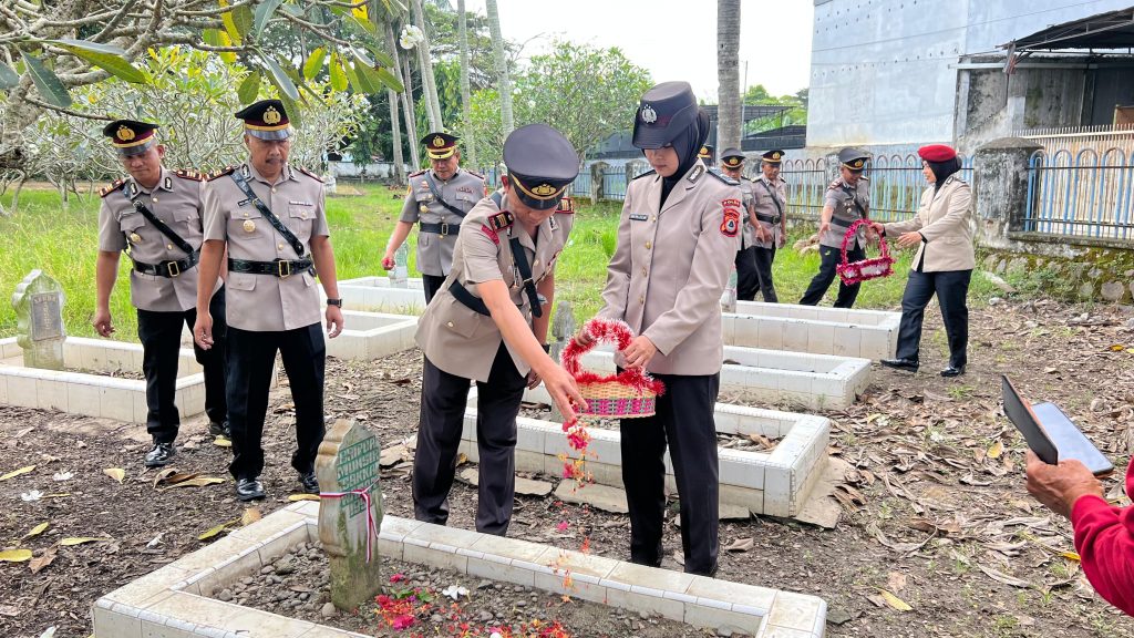 Peringati Hari Bhayangkara ke-79, Polres Pinrang Gelar Ziarah dan Tabur Bunga di TMP Palia