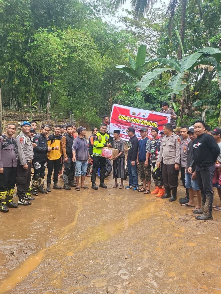 Kapolres Pangkep Pimpin Bakti Sosial di Bulu Tulue Dalam Rangka HUT Bhayangkara Ke-79