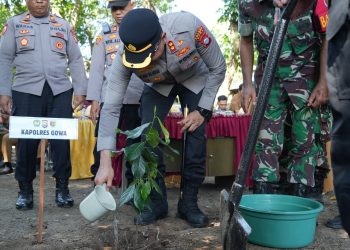 Kapolres Gowa Tanam Pohon dan Bagikan Pupuk Organik di Desa Panakukang