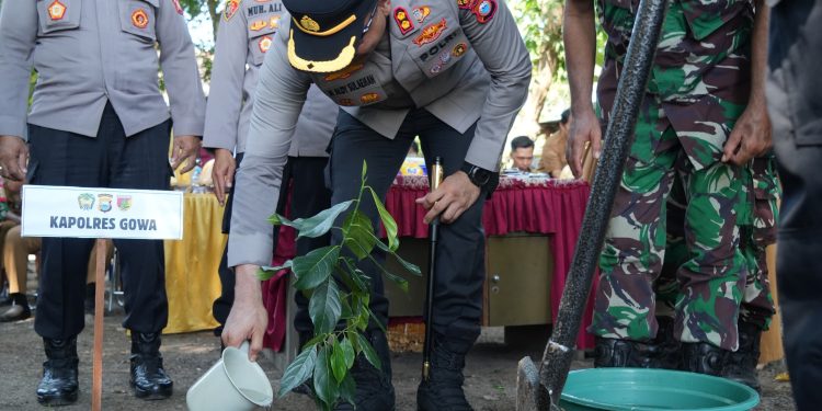 Kapolres Gowa Tanam Pohon dan Bagikan Pupuk Organik di Desa Panakukang