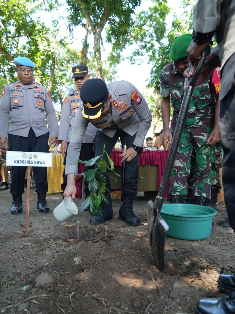 Kapolres Gowa Tanam Pohon dan Bagikan Pupuk Organik di Desa Panakukang