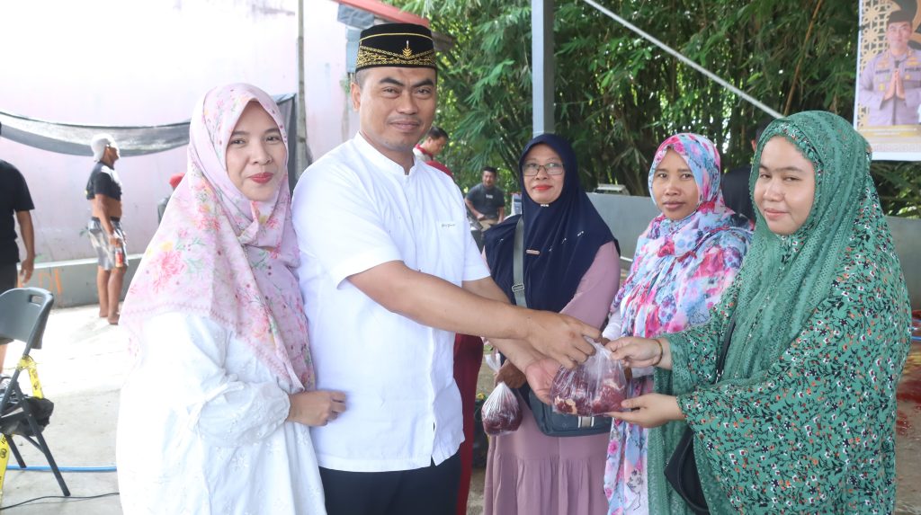 Kapolres Wajo bersama Ketua Bhayangkari Bagikan Masyarakat Daging Kurban 