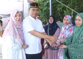 Kapolres Wajo bersama Ketua Bhayangkari Bagikan Masyarakat Daging Kurban 