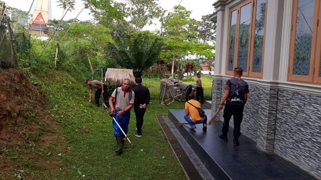 Sambut Hari Bhayangkara ke-79, Polsek Makale Polres Tator Gelar Bakti Religi di Gereja