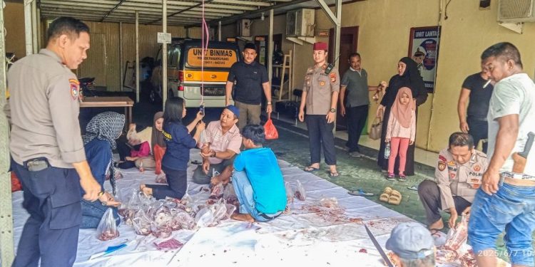Kapolsek Panakukang Gelar Penyembelihan Hewan Kurban Untuk Dibagikan ke Masyarakat