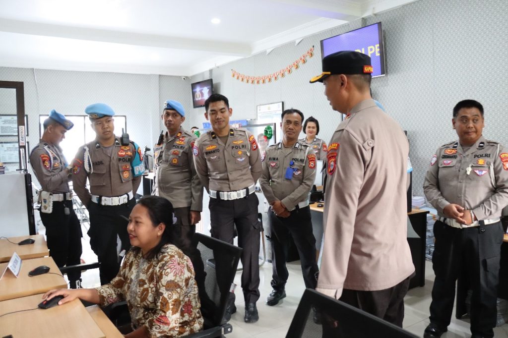 Pastikan Masyarakat Terlayani Dengan Baik, Kapolres Tana Toraja Cek Tempat Pelayanan