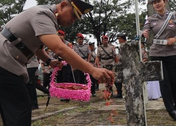 Peringati HUT Bhayangkara ke-79, Kapolres Toraja Utara Pimpin Ziarah dan Tabur Bunga di TMP Buntu Lepong