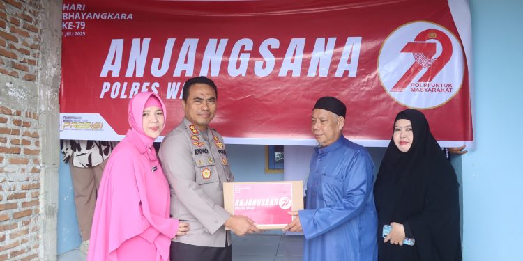 Kapolres Wajo Anjangsana ke Purnawirawan dan Warakawuri Jelang HUT Bhayangkara ke-79