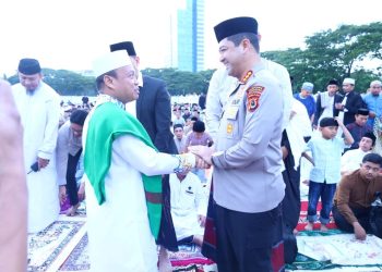 Kapolrestabes Makassar bersama Masyarakat Sholat Idul Adha di Lapangan Karebosi 