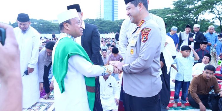Kapolrestabes Makassar bersama Masyarakat Sholat Idul Adha di Lapangan Karebosi 