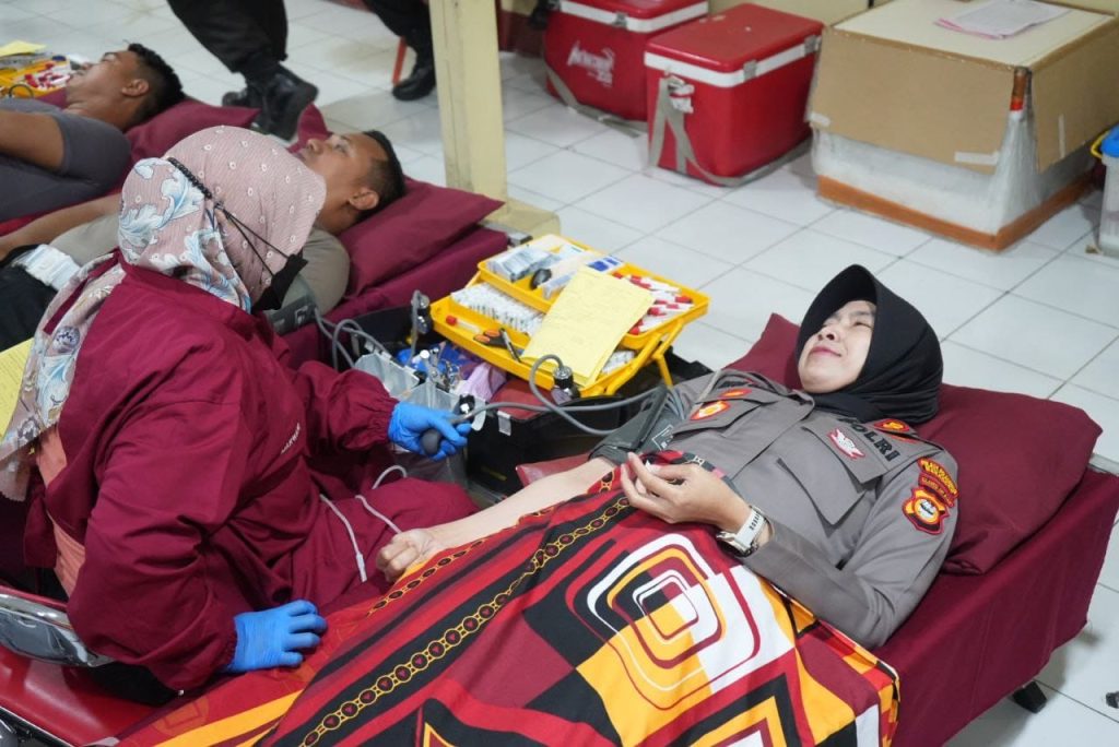 Kapolres Pelabuhan Makassar Bersama Personelnya Melakukan Donor Darah Dalam Rangka HUT Bhayangkara ke-79