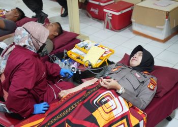 Kapolres Pelabuhan Makassar Bersama Personelnya Melakukan Donor Darah Dalam Rangka HUT Bhayangkara ke-79