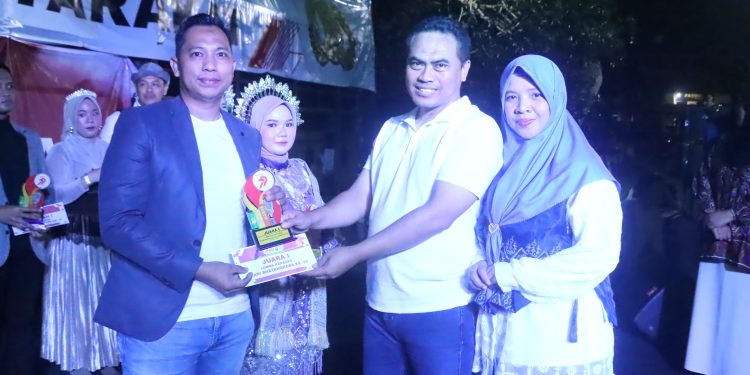 Semarak HUT Bhayangkara ke-79, Kapolres Wajo Serahkan Hadiah ke Pemenang Lomba Karaoke Antar Personel
