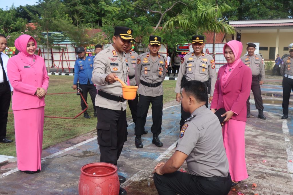 Kapolres Jeneponto Pimpin Upacara Kenaikan Pangkat 12 Personel 