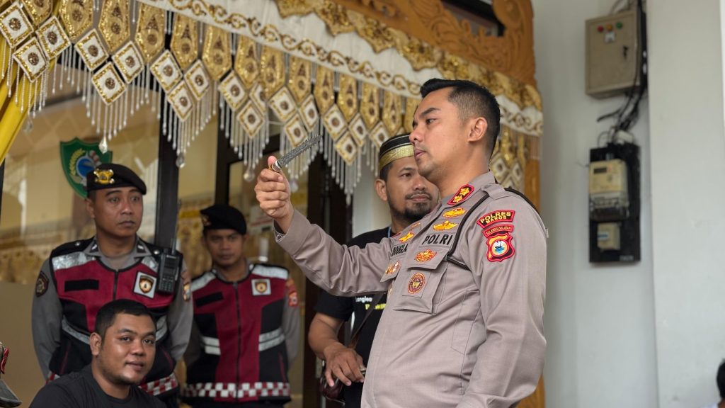 Kapolres Maros Kunjungi Stand Pameran Pusaka Festival Budaya Gau Maraja