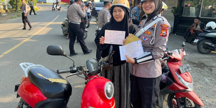 Hari ke-8 Ops Patuh Pallawa 2025, Satlantas Polres Wajo Gencarkan Penindakan dan Edukasi ke Pengendara