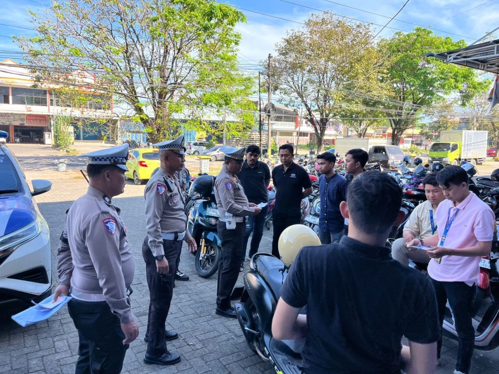 Satlantas Polres Pangkep Sosialisasi dan Beri Himbauan ke Pegawai Toko Cahaya Ujung 