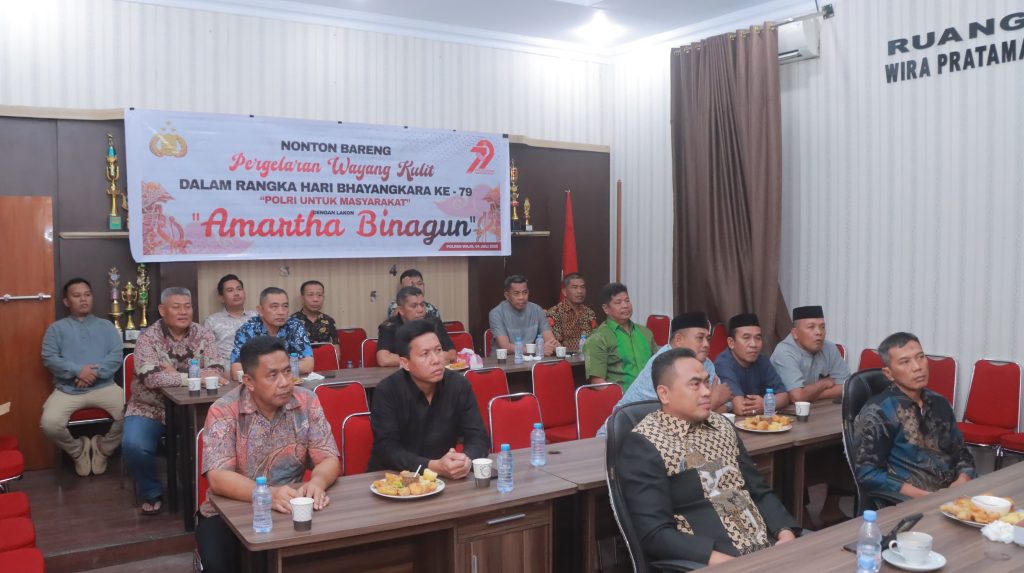 Peringati Hari Bhayangkara ke-79, Kapolres Wajo bersama Masyarakat Nobar Wayang Kulit