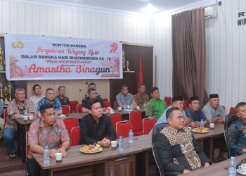 Peringati Hari Bhayangkara ke-79, Kapolres Wajo bersama Masyarakat Nobar Wayang Kulit