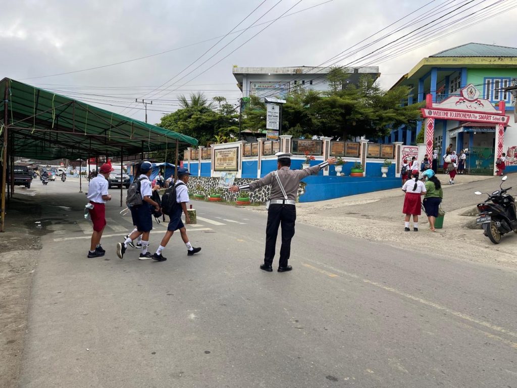Personel Sat Lantas Polres Tana Toraja Beri Pelayanan Kepada Masyarakat Melalui KRYD