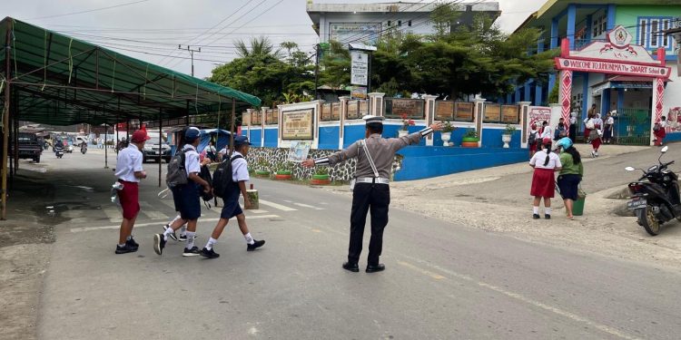 Personel Sat Lantas Polres Tana Toraja Beri Pelayanan Kepada Masyarakat Melalui KRYD