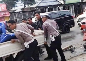 Personel Satlantas Polres Gowa Sigap Bantu Mobil Pick Up Patah As Saat Strong Point Pagi