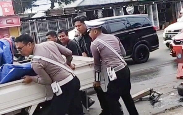 Personel Satlantas Polres Gowa Sigap Bantu Mobil Pick Up Patah As Saat Strong Point Pagi